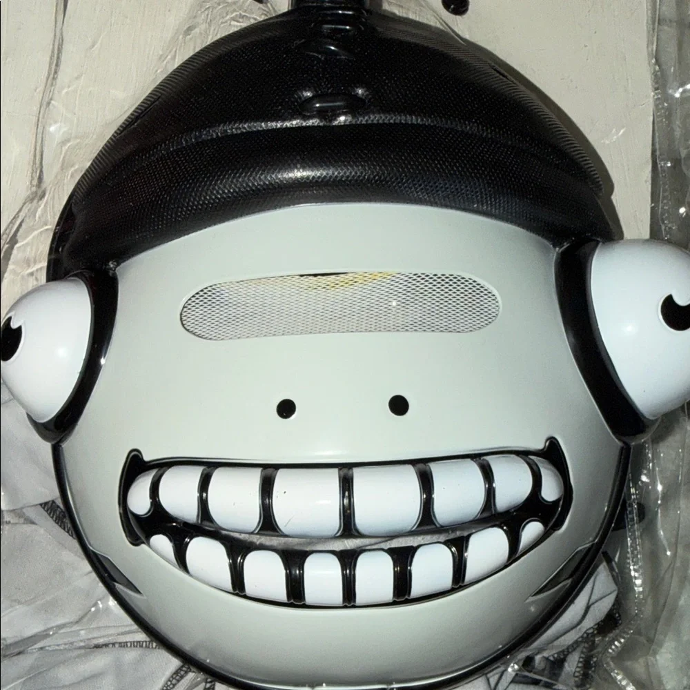 Spirit Fortnite Fishskull Kids Costume - Picture 6 of 8